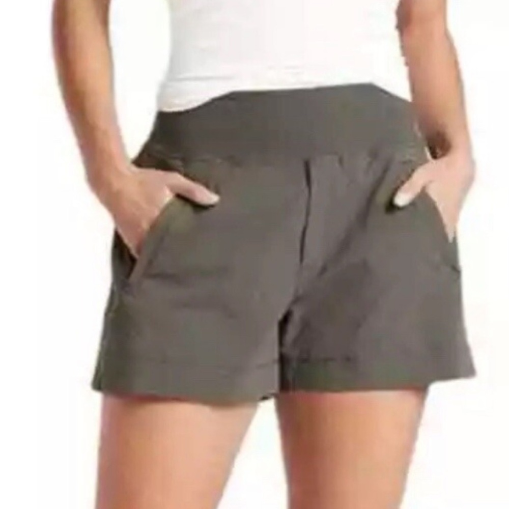 Athleta Trekkie north mid rise Shorts. Olive. Size 0. Guc
